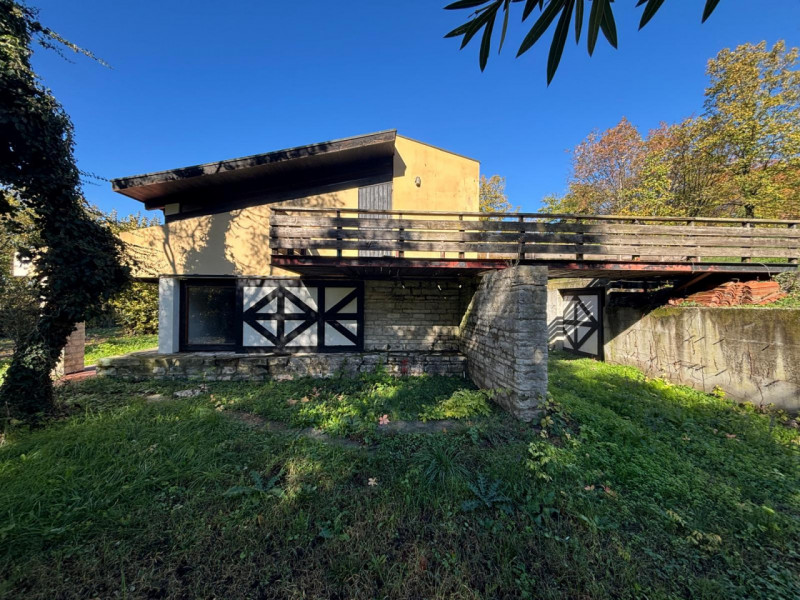 Proponiamo in vendita una splendida villa moderna situata nella suggestiva zona di Valbona, nel c...