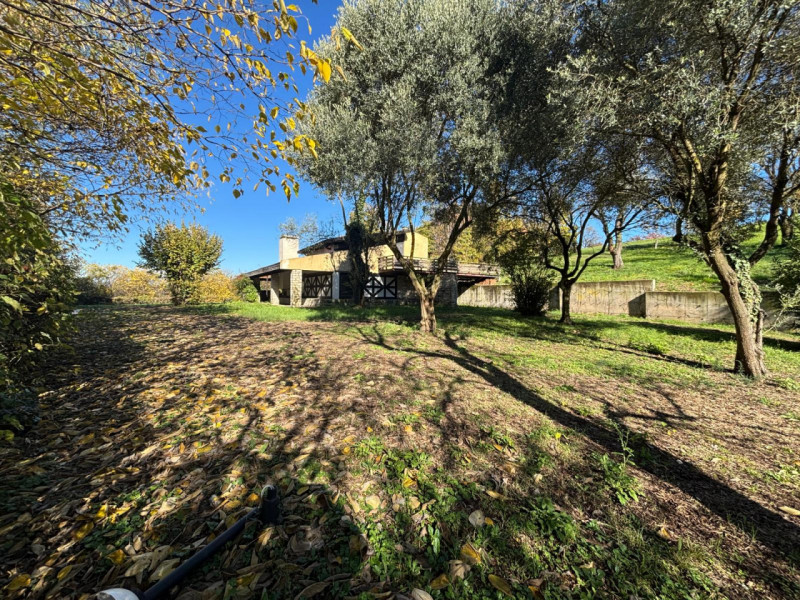 Proponiamo in vendita una splendida villa moderna situata nella suggestiva zona di Valbona, nel c...