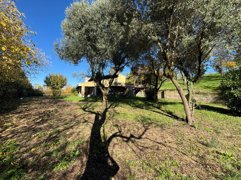 Proponiamo in vendita una splendida villa moderna situata nella suggestiva zona di Valbona, nel c...