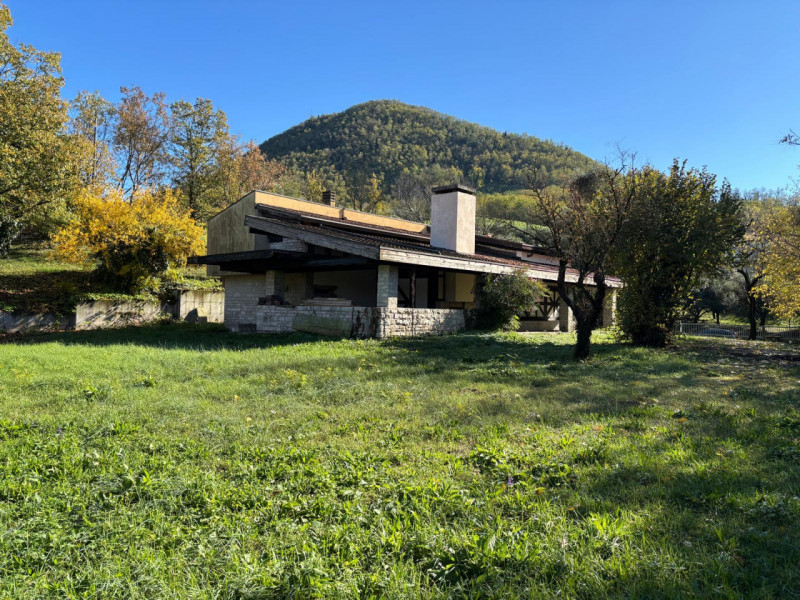 Proponiamo in vendita una splendida villa moderna situata nella suggestiva zona di Valbona, nel c...