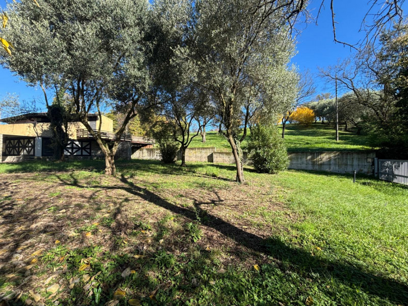 Proponiamo in vendita una splendida villa moderna situata nella suggestiva zona di Valbona, nel c...