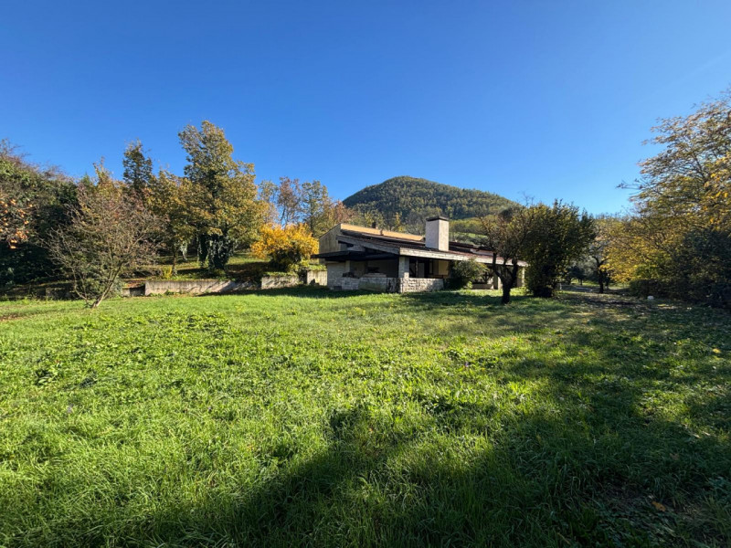 Proponiamo in vendita una splendida villa moderna situata nella suggestiva zona di Valbona, nel c...