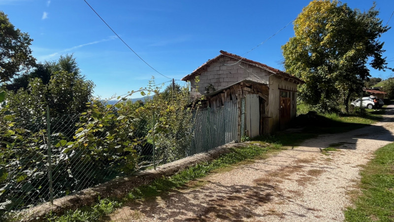 In zona molto soleggiata e panoramica proponiamo casa affiancata di testa di ampie metrature con ...