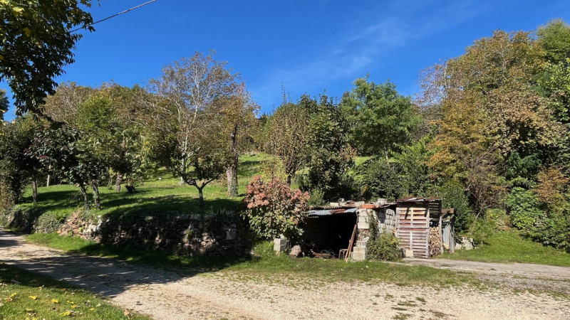 In zona molto soleggiata e panoramica proponiamo casa affiancata di testa di ampie metrature con ...