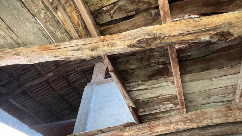 In zona molto soleggiata e panoramica proponiamo casa affiancata di testa di ampie metrature con ...