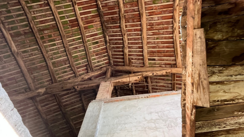 In zona molto soleggiata e panoramica proponiamo casa affiancata di testa di ampie metrature con ...