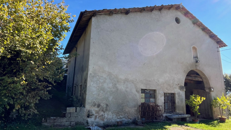 In zona molto soleggiata e panoramica proponiamo casa affiancata di testa di ampie metrature con ...