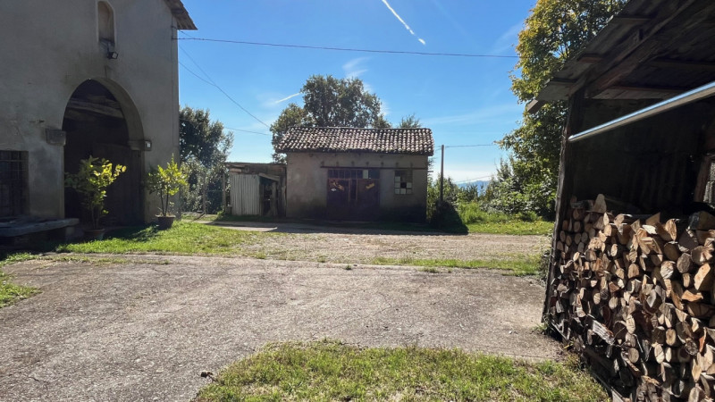 In zona molto soleggiata e panoramica proponiamo casa affiancata di testa di ampie metrature con ...