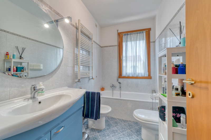 Nel cuore di Saccolongo, a pochi passi dalla chiesa e dai principali servizi del paese, proponiam...