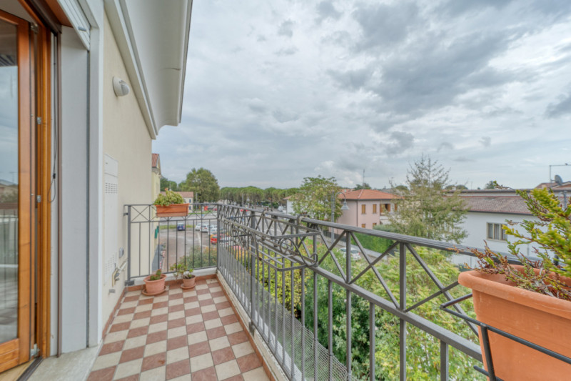 Nel cuore di Saccolongo, a pochi passi dalla chiesa e dai principali servizi del paese, proponiam...