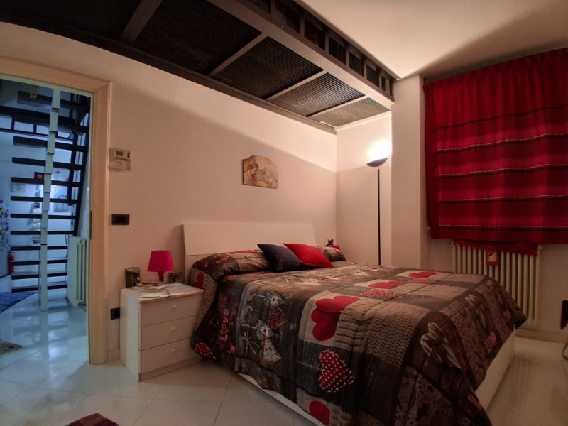 In Viale Trieste, una delle zone più servite e richieste di Vicenza, proniamo un immobile unico n...