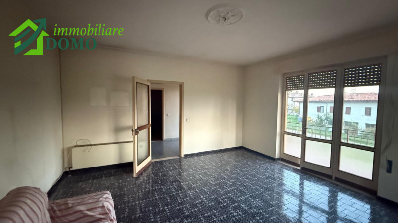 Sarcedo proponiamo in vendita una casa singola con giardino privato ad € 230.000 info  0445 82474...