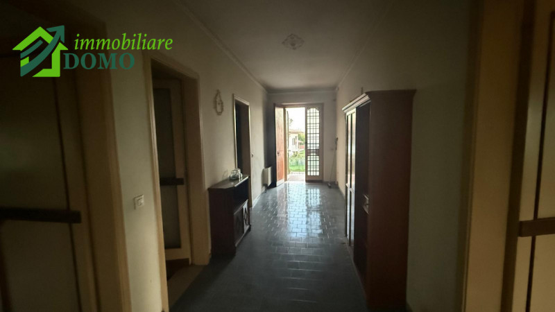 Sarcedo proponiamo in vendita una casa singola con giardino privato ad € 230.000 info  0445 82474...