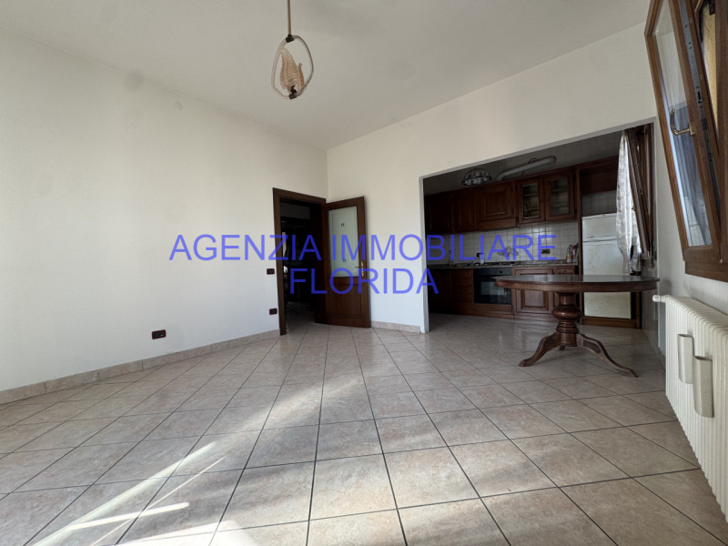 Scopri questo incantevole appartamento situato nel centro di Camposampiero, una delle zone più ri...