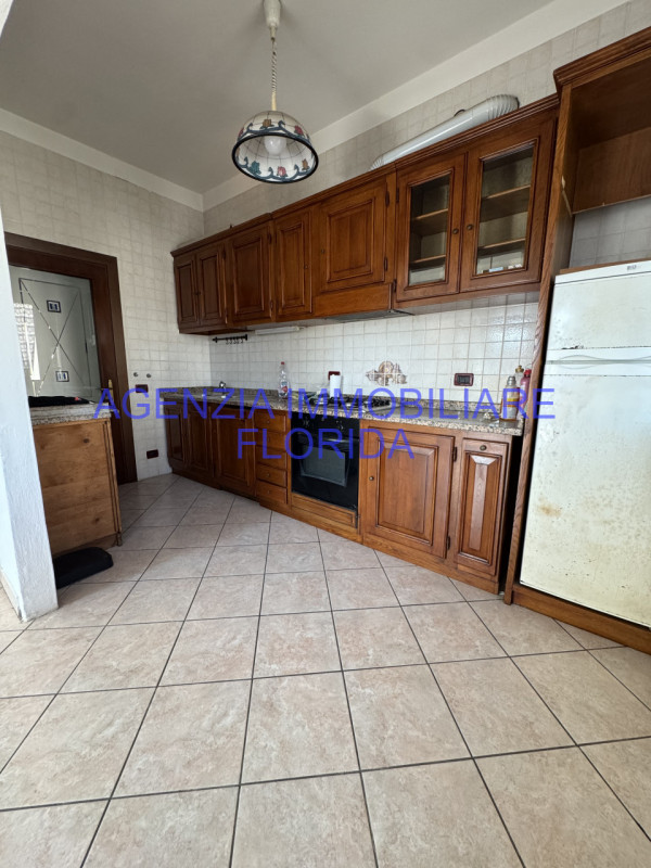 Scopri questo incantevole appartamento situato nel centro di Camposampiero, una delle zone più ri...