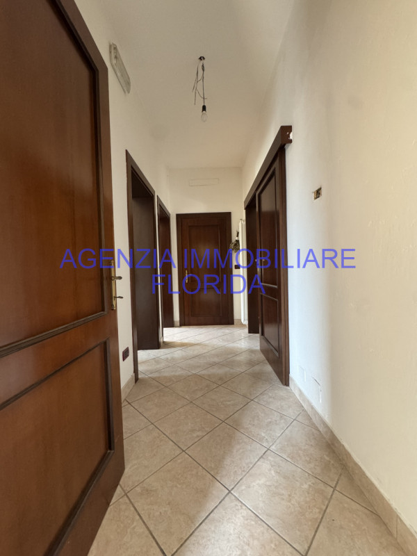 Scopri questo incantevole appartamento situato nel centro di Camposampiero, una delle zone più ri...