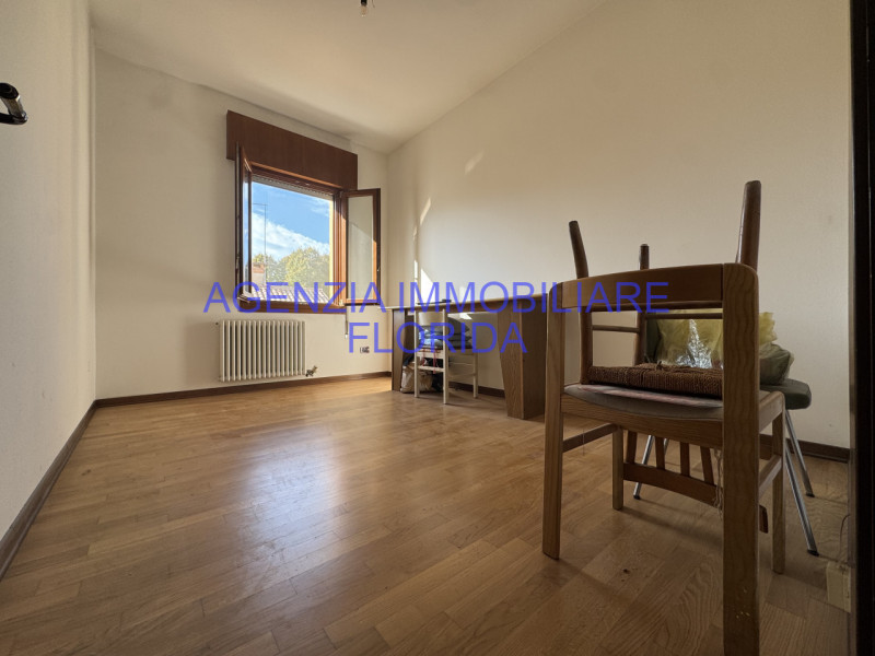 Scopri questo incantevole appartamento situato nel centro di Camposampiero, una delle zone più ri...