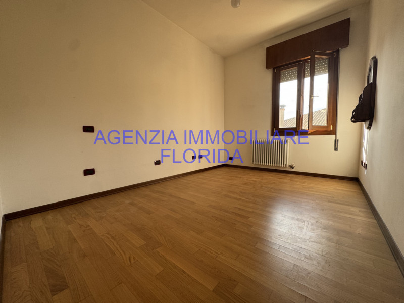 Scopri questo incantevole appartamento situato nel centro di Camposampiero, una delle zone più ri...