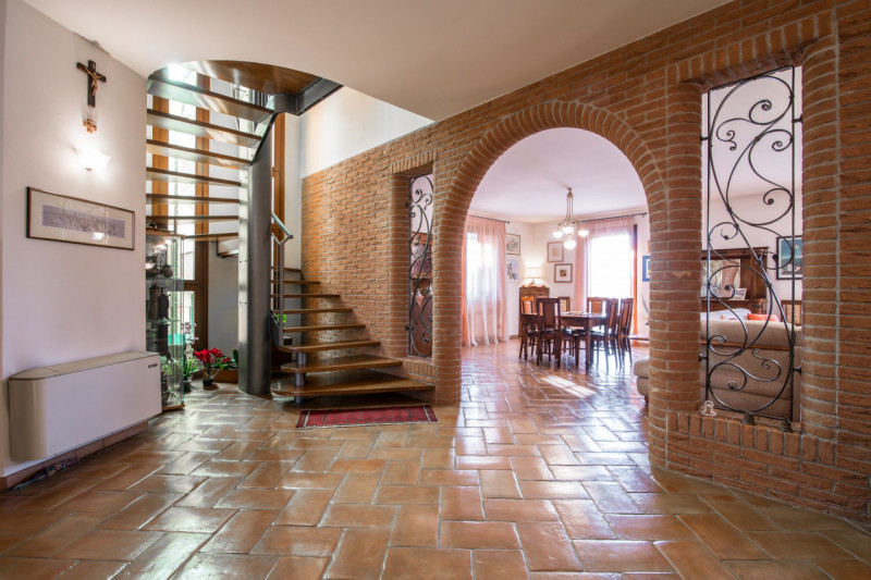 Albignasego zona Ferri, proponiamo una splendida villa singola in perfette condizioni, situata in...