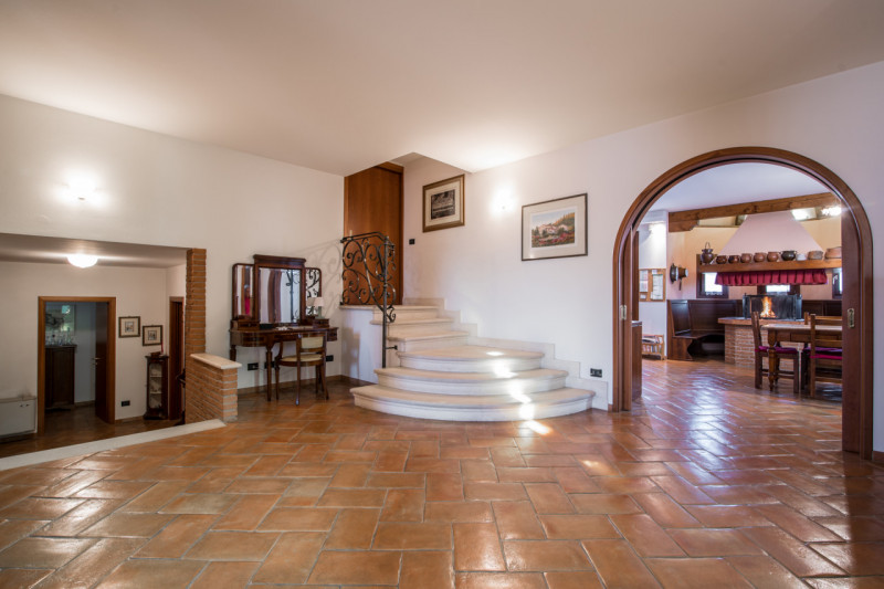 Albignasego zona Ferri, proponiamo una splendida villa singola in perfette condizioni, situata in...