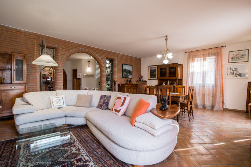 Albignasego zona Ferri, proponiamo una splendida villa singola in perfette condizioni, situata in...