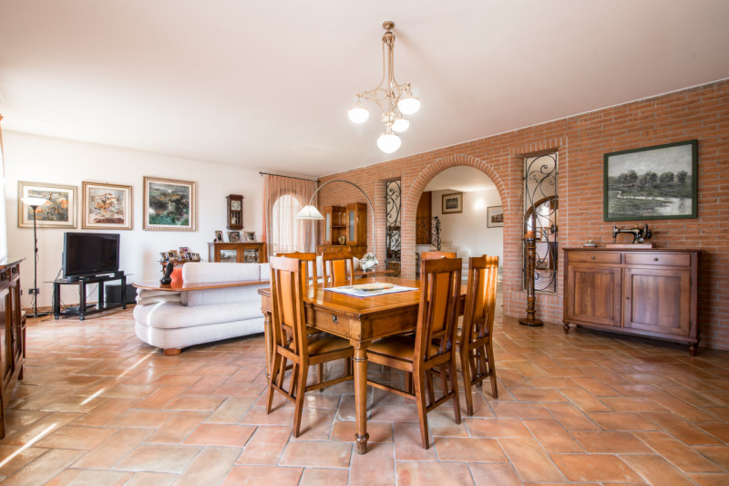 Albignasego zona Ferri, proponiamo una splendida villa singola in perfette condizioni, situata in...