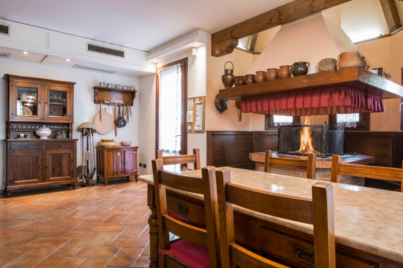 Albignasego zona Ferri, proponiamo una splendida villa singola in perfette condizioni, situata in...