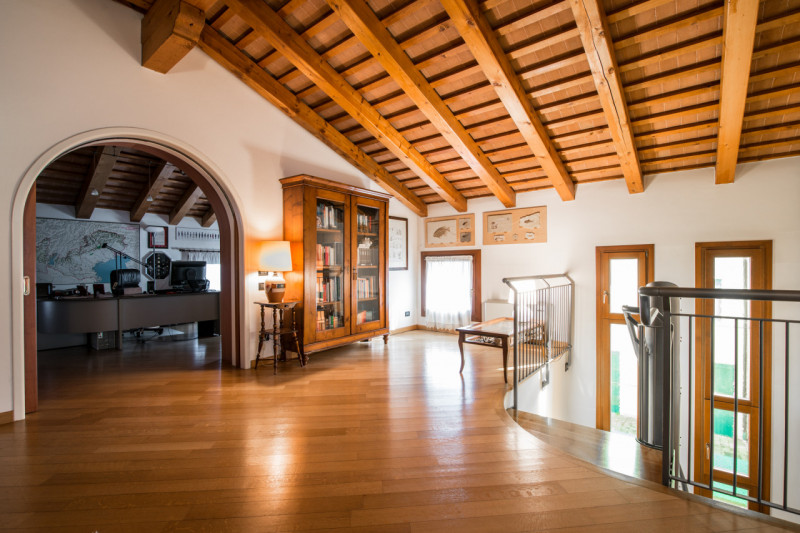 Albignasego zona Ferri, proponiamo una splendida villa singola in perfette condizioni, situata in...