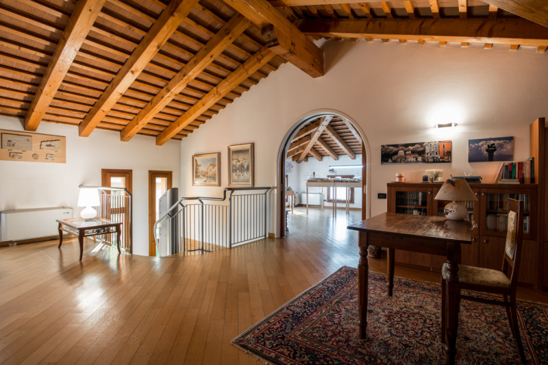 Albignasego zona Ferri, proponiamo una splendida villa singola in perfette condizioni, situata in...