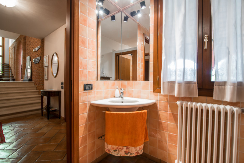 Albignasego zona Ferri, proponiamo una splendida villa singola in perfette condizioni, situata in...