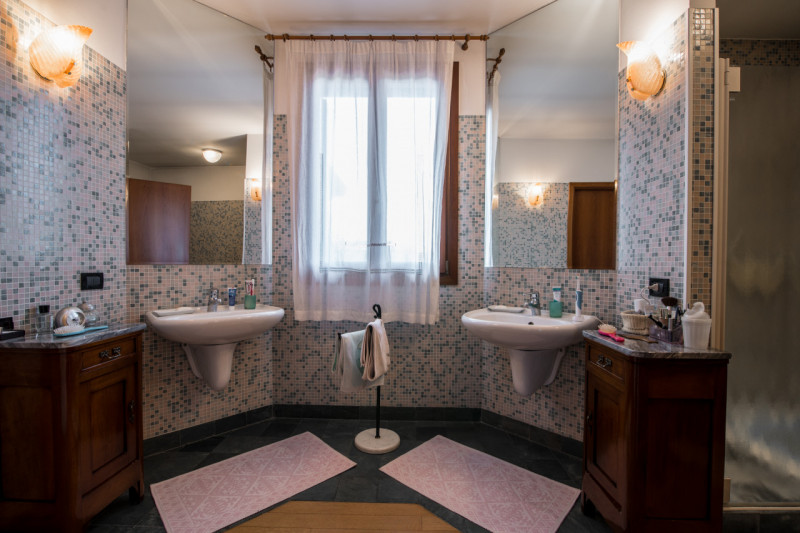 Albignasego zona Ferri, proponiamo una splendida villa singola in perfette condizioni, situata in...