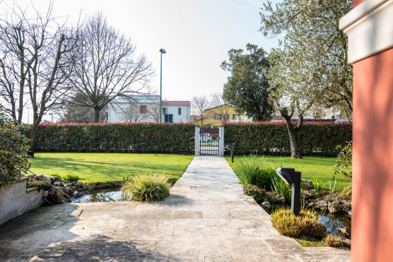 Albignasego zona Ferri, proponiamo una splendida villa singola in perfette condizioni, situata in...