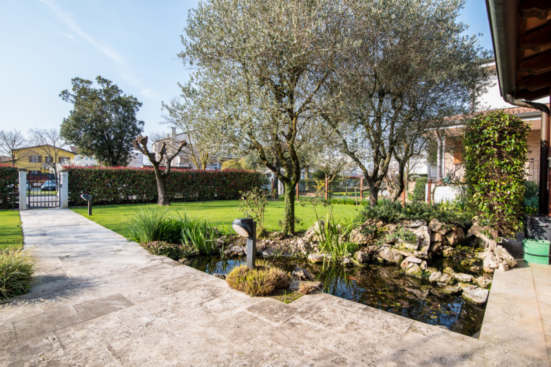 Albignasego zona Ferri, proponiamo una splendida villa singola in perfette condizioni, situata in...