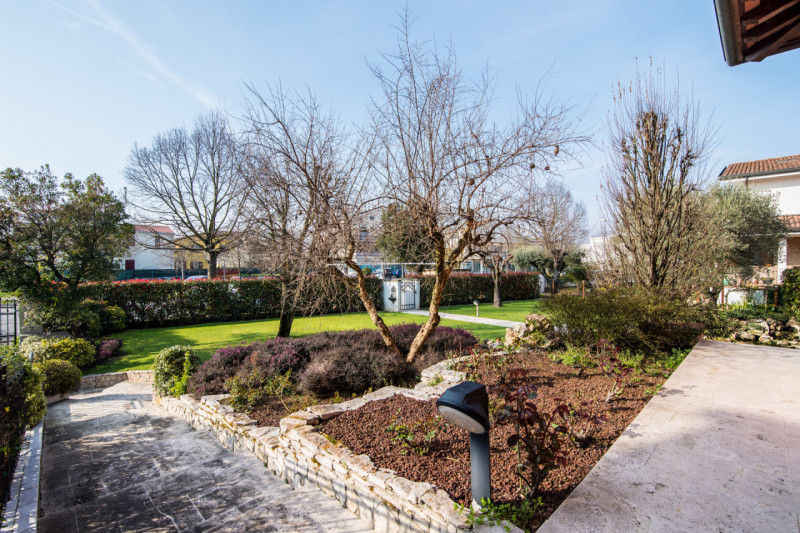 Albignasego zona Ferri, proponiamo una splendida villa singola in perfette condizioni, situata in...