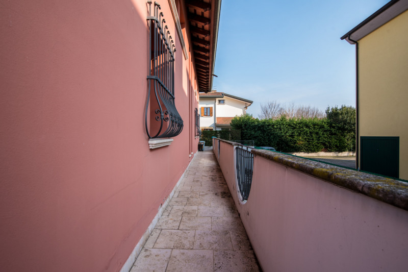 Albignasego zona Ferri, proponiamo una splendida villa singola in perfette condizioni, situata in...