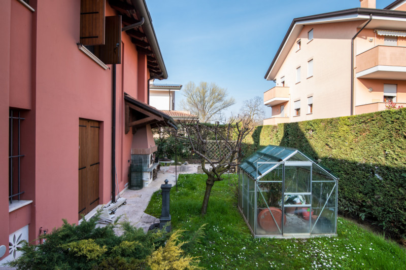 Albignasego zona Ferri, proponiamo una splendida villa singola in perfette condizioni, situata in...