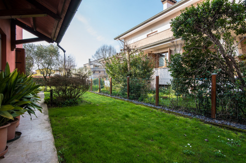 Albignasego zona Ferri, proponiamo una splendida villa singola in perfette condizioni, situata in...