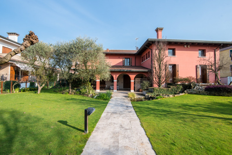 Albignasego zona Ferri, proponiamo una splendida villa singola in perfette condizioni, situata in...