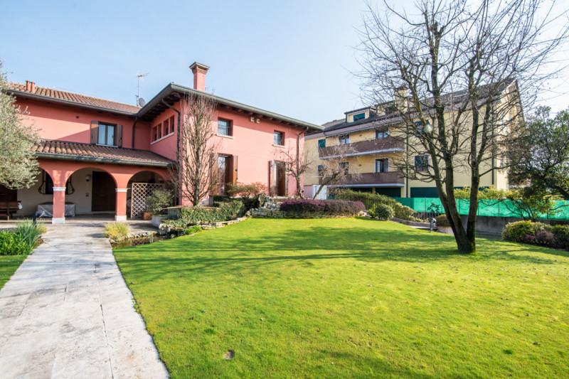 Albignasego zona Ferri, proponiamo una splendida villa singola in perfette condizioni, situata in...