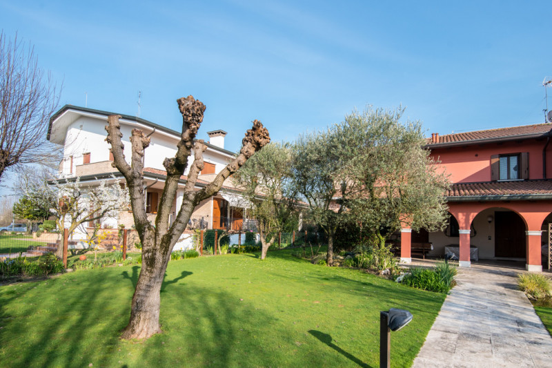 Albignasego zona Ferri, proponiamo una splendida villa singola in perfette condizioni, situata in...