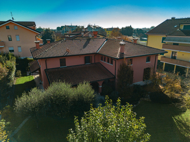 Albignasego zona Ferri, proponiamo una splendida villa singola in perfette condizioni, situata in...