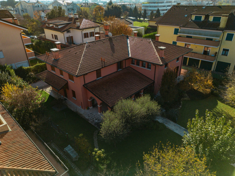 Albignasego zona Ferri, proponiamo una splendida villa singola in perfette condizioni, situata in...