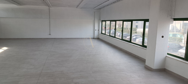 ZUGLIANO: LABORATORIO / MAGAZZINO DI MQ. 250 SU DUE LIVELLI.

Affittasi ampio laboratorio, ideale...