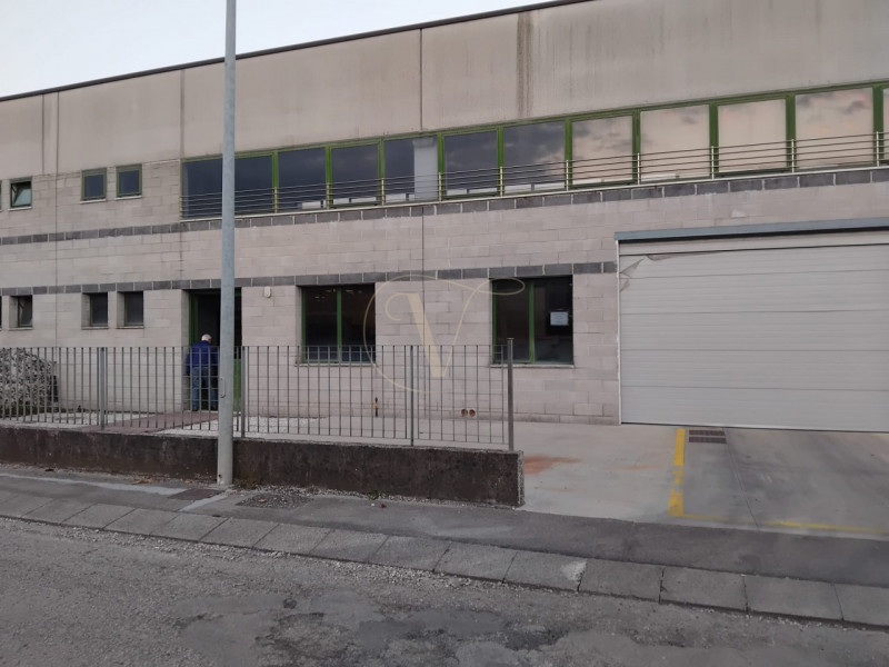 ZUGLIANO: LABORATORIO / MAGAZZINO DI MQ. 250 SU DUE LIVELLI.

Affittasi ampio laboratorio, ideale...