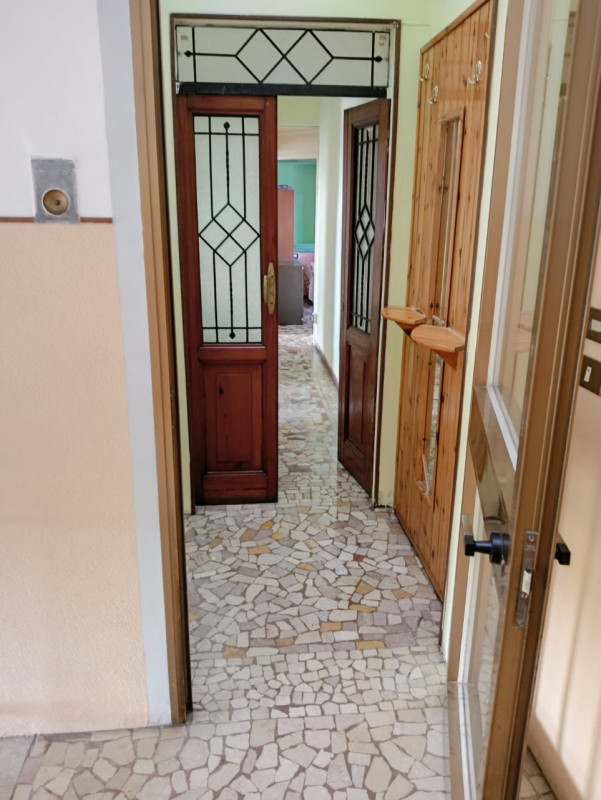 In zona residenziale, proponiamo in vendita un midi appartamento dagli spazi ben distribuiti, sit...