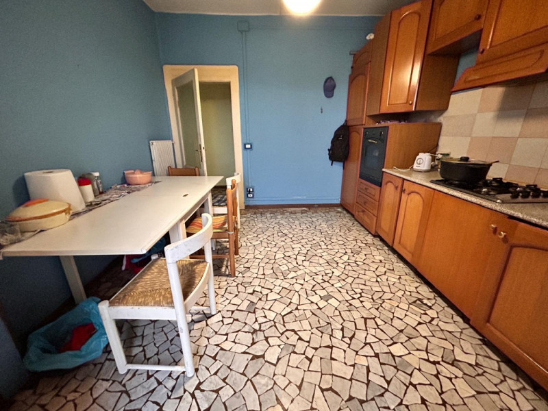 In zona residenziale, proponiamo in vendita un midi appartamento dagli spazi ben distribuiti, sit...