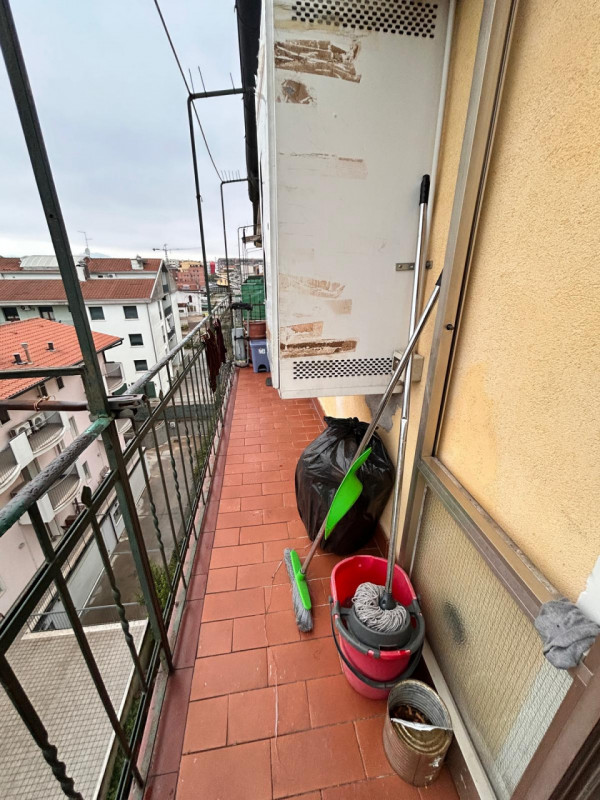In zona residenziale, proponiamo in vendita un midi appartamento dagli spazi ben distribuiti, sit...