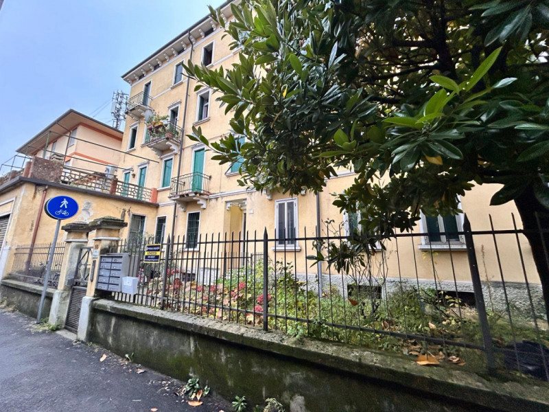 In zona residenziale, proponiamo in vendita un midi appartamento dagli spazi ben distribuiti, sit...