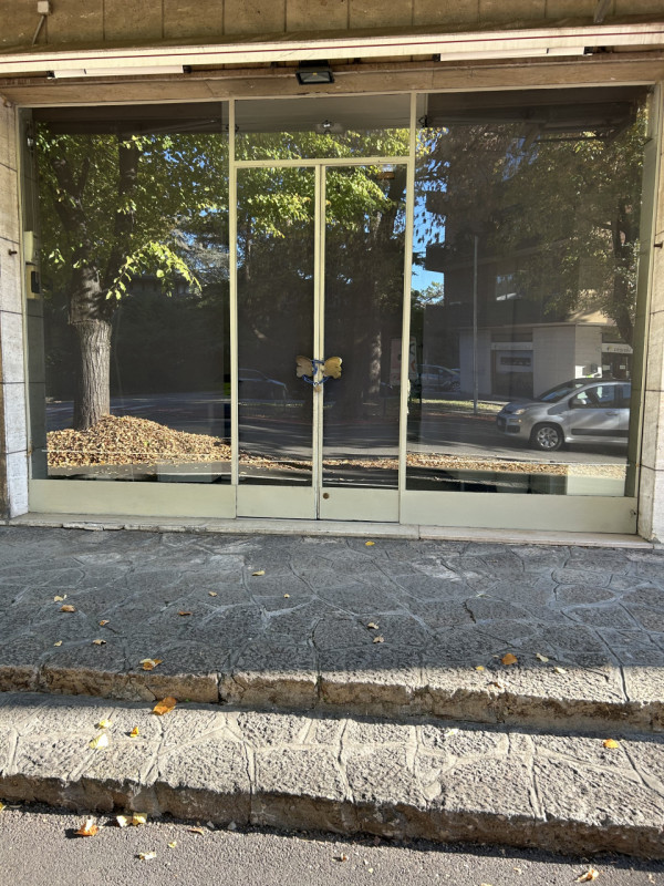 Ottimo negozio/ufficio vetrinato fronte strada di via Facciolati, di mq 40 con piccolo magazzino ...