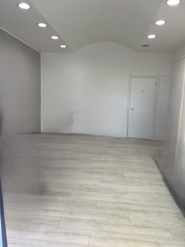 Ottimo negozio/ufficio vetrinato fronte strada di via Facciolati, di mq 40 con piccolo magazzino ...